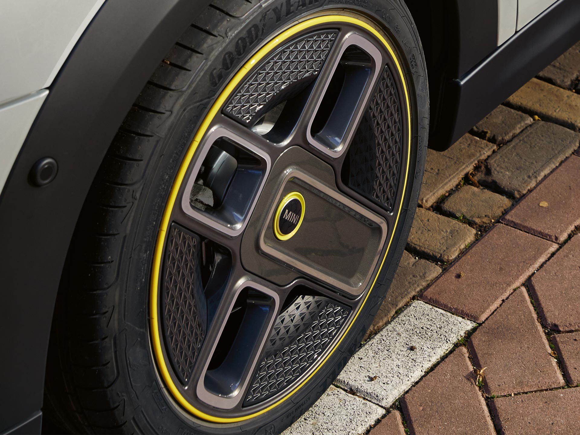 MINI 3 vrataCooper SE – 17-inčne felne – power spoke dizajn